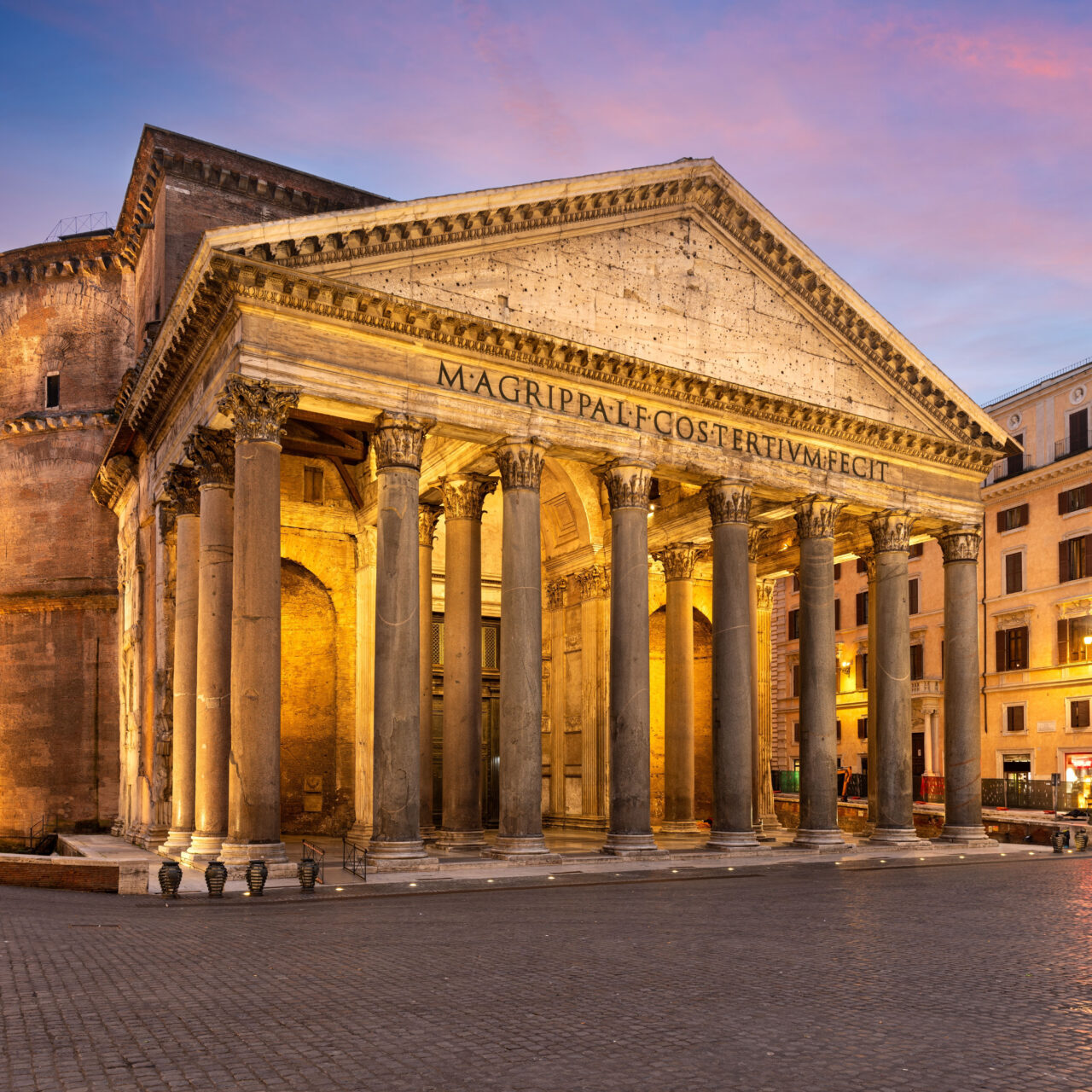 A building with columns and pillars in the evening.